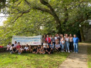 Foto de las Aulas Sénior de Galicia en la que todos se reúnen para celebrar el Día de las Personas Mayores